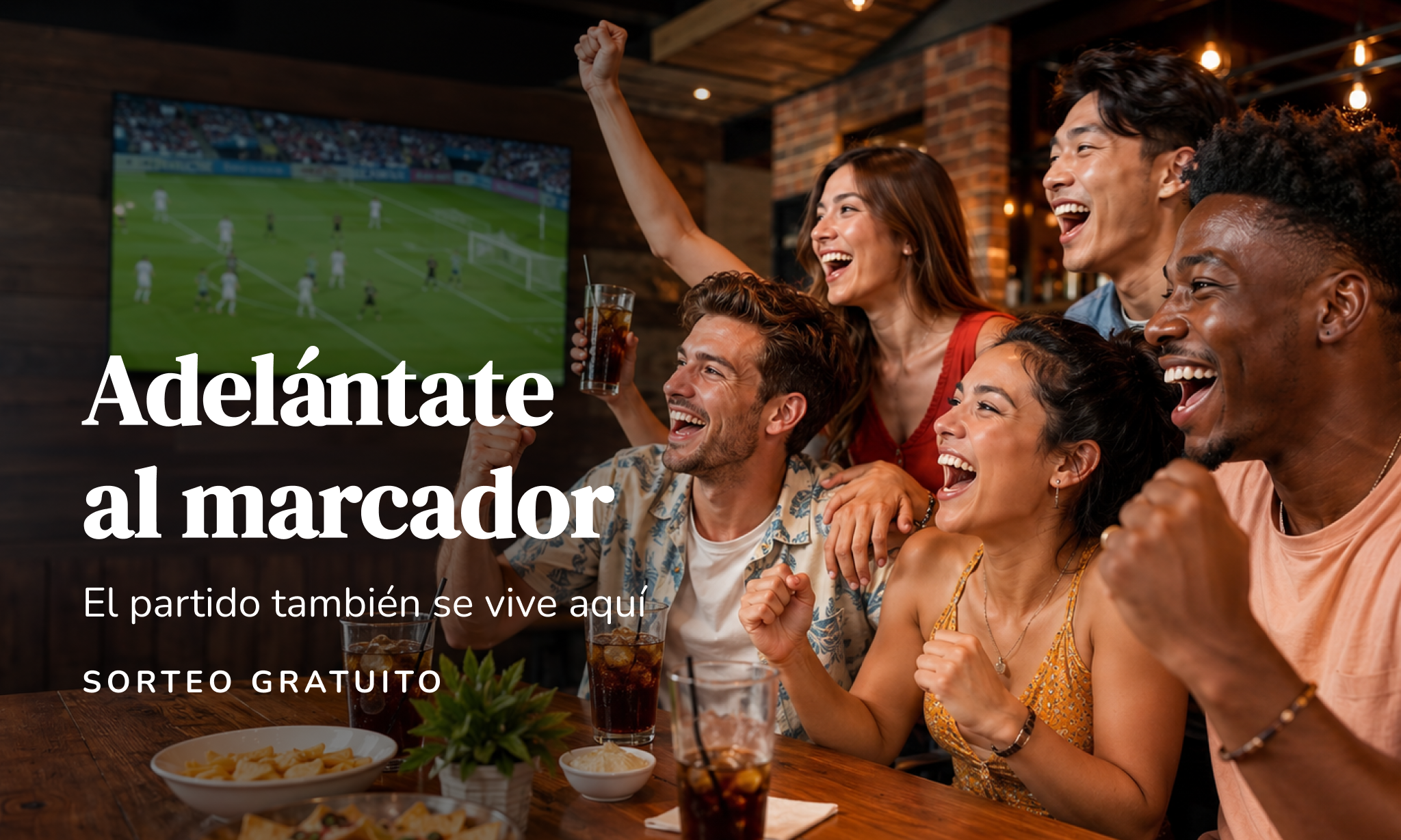 La afición en pie mientras se juega el partido
