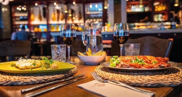Completo menú mediterráneo para 2 o 4 personas con botella de vino incluida, con hasta un 64% de descuento