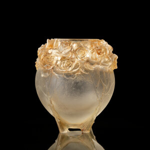 René Lalique Quatre Guirlandes de Roses Entrelacs Quatre Pieds Vase, circa 1921