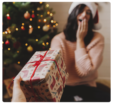 Bild på en kvinna som får en julklapp