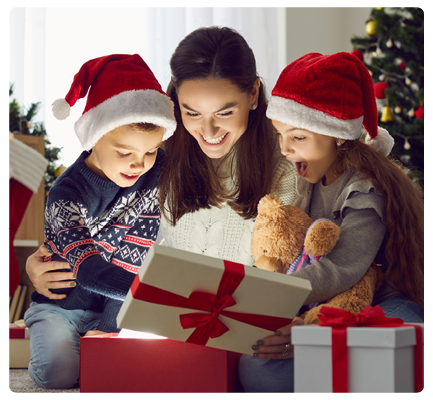  Bild av en mamma och två barn som öppnar presenter