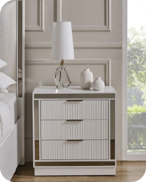 ['Caravel' 3-Drawer Bedside Table - White]