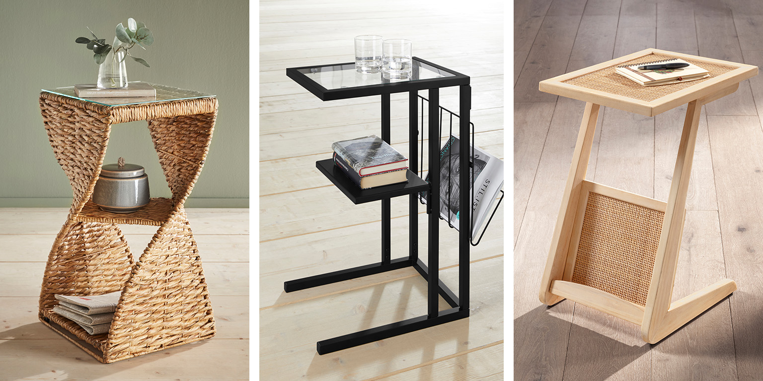 Drei verschiedene Beistelltische: links aus geflochtenem Naturmaterial mit Glasplatte, Mitte moderner schwarzer Metalltisch mit Ablagen, rechts heller Holztisch mit geflochtenem Fach.