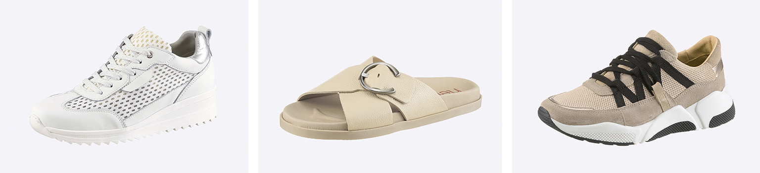 Drei verschiedene Schuhe: links weißer Sneaker mit Lochmuster, Mitte beige Sandale mit Schnalle, rechts beiger Sneaker mit schwarzer Schnürung.