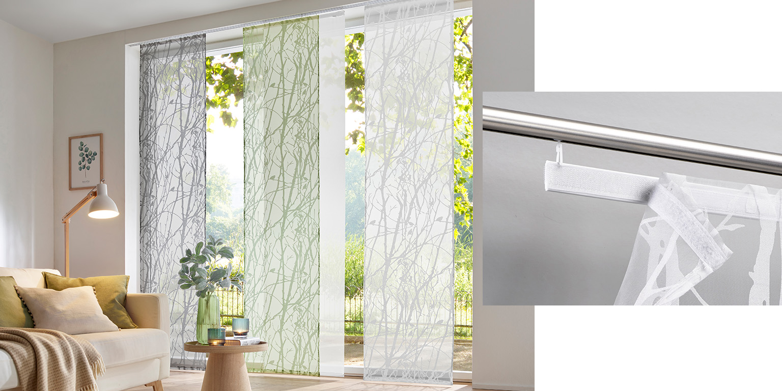 Drei transparente Schiebegardinen mit Zweigmuster in Grau, Grün und Weiß hängen vor einem Fenster, daneben eine Nahaufnahme der Befestigungsschiene.