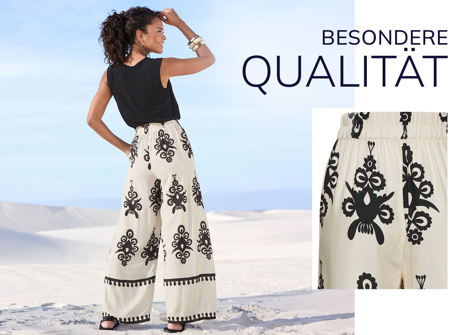 Ein Model steht in einer sandigen Landschaft und trägt eine weite, gemusterte Hose. Text: 'BESONDERE QUALITÄT'. Rechts ist ein Detail der Hose zu sehen.