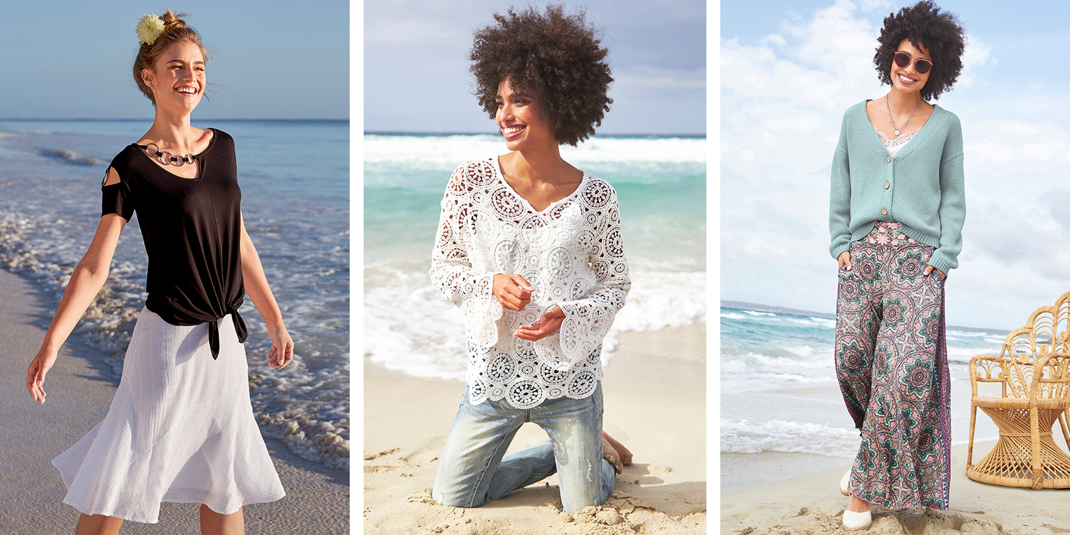 Drei Models tragen sommerliche Outfits am Strand: ein schwarzes Shirt mit weißem Rock, eine weiße Spitzenbluse mit Jeans und eine grüne Strickjacke mit gemusterten Hosen.