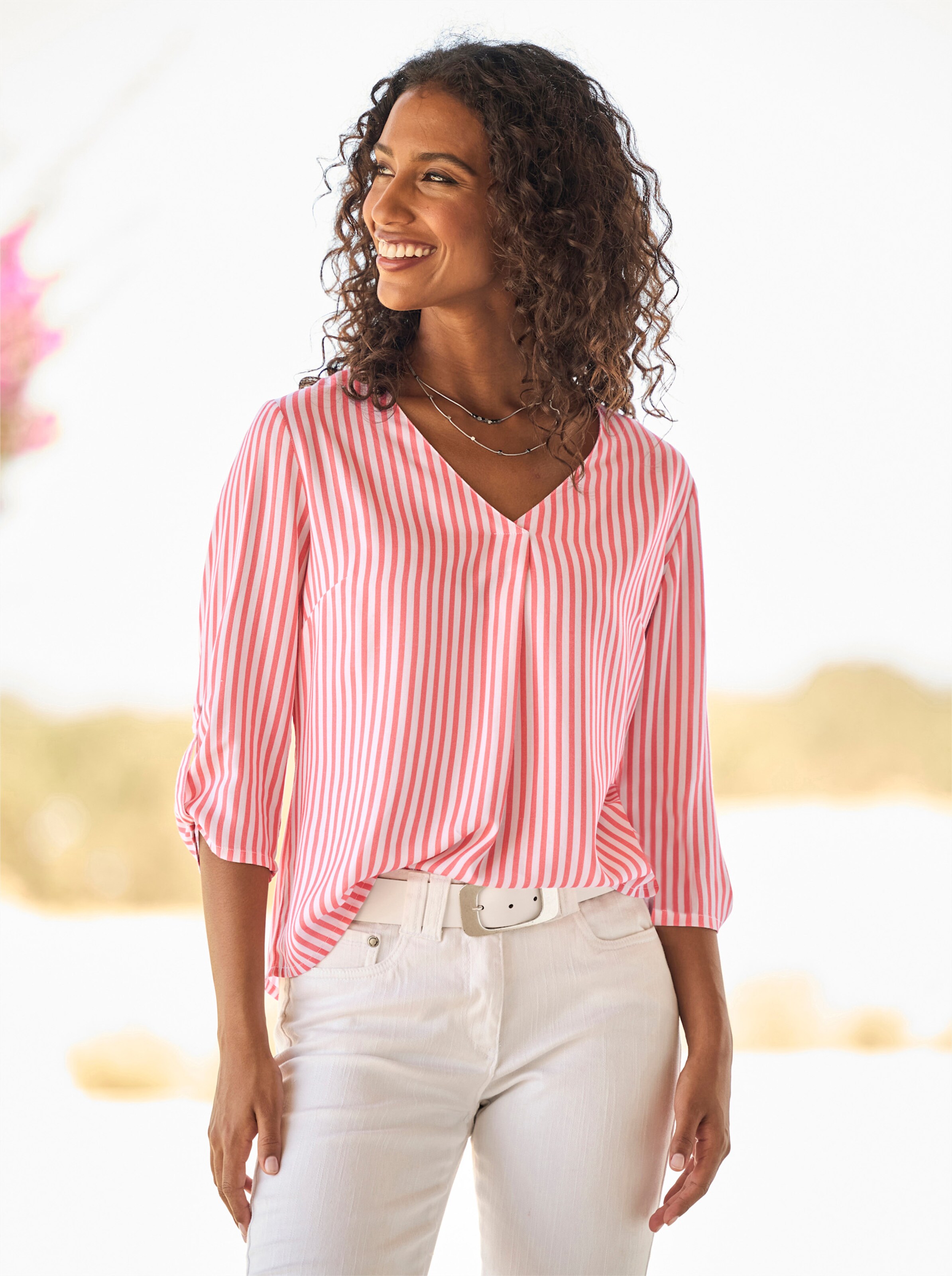 Model trägt eine Bluse