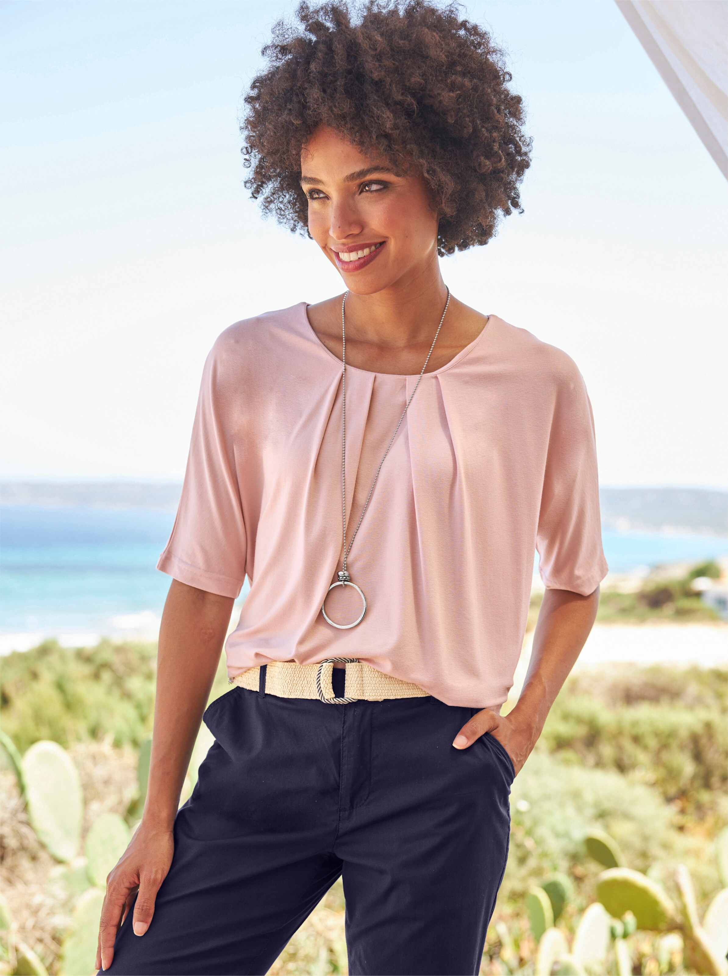 Model trägt ein T-Shirt