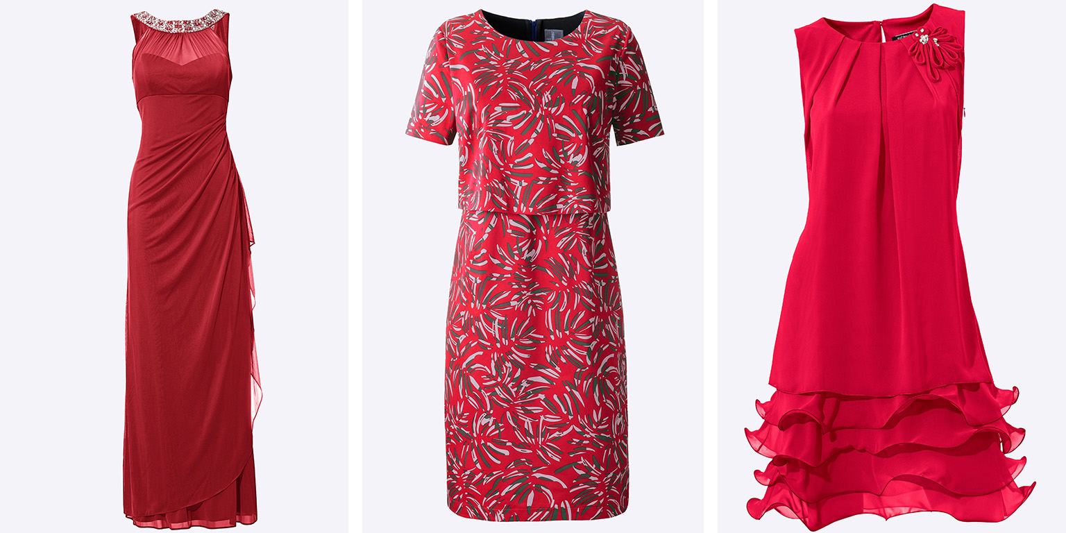 Drei rote Kleider vor weißem Hintergrund. Links ein langes Abendkleid mit Rüschen am Kragen, Mitte ein knielanges Kleid mit kurzem Arm und weißem Blattmuster, rechts ein ärmelloses Kleid mit Rüschen am Saum und Schmuckdetail an der Schulter.