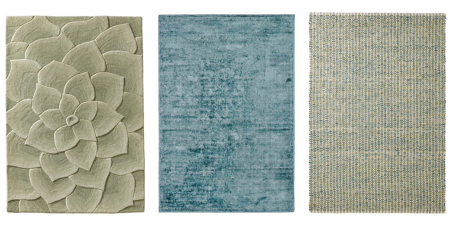 Drei unterschiedlich gemusterte Teppiche: links mit floralem Reliefmuster in Beige, Mitte ein einfarbiger blauer Teppich, rechts ein Teppich mit feinem, mehrfarbigem Gewebe.