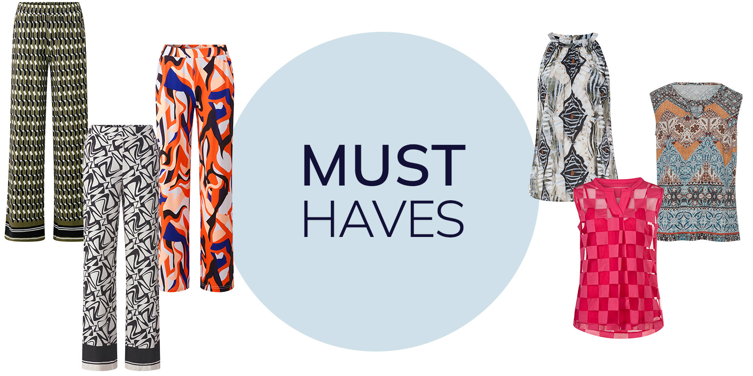 Sieben bunte Damenkleidungsstücke mit Mustern: vier Hosen links, zwei Oberteile rechts, mittig Text 'MUST HAVES' auf hellblauem Kreis.