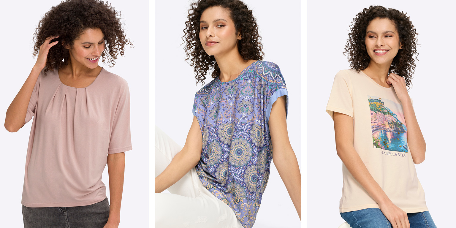  Drei Models tragen verschiedene Oberteile: ein rosa Shirt mit kurzen Ärmeln, ein blau gemustertes Shirt und ein beiges T-Shirt mit Motiv.