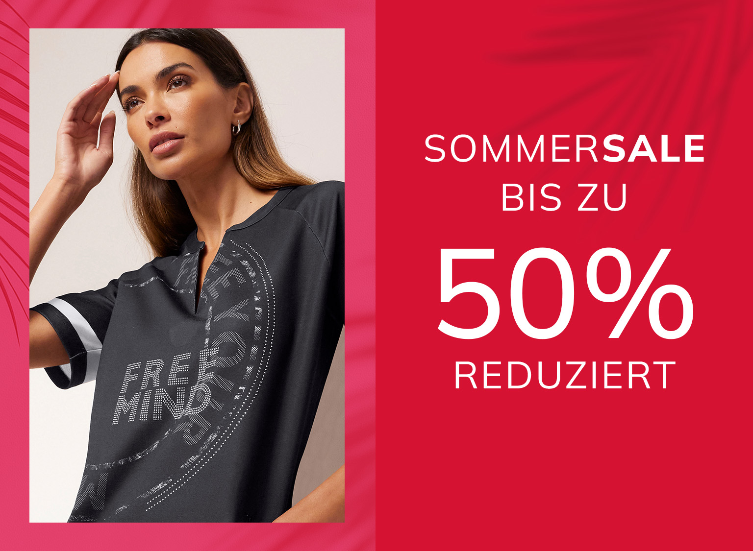 Eine Werbeanzeige mit rotem Hintergrund. mit dem Text SOMMERSALE BIS ZU 50 % REDUZIERT Im Hintergrund sieht man eine Frau in einem schwarzen T-Shirt mit Aufdruck und einen roten Farbverlauf mit Palmenblättern.