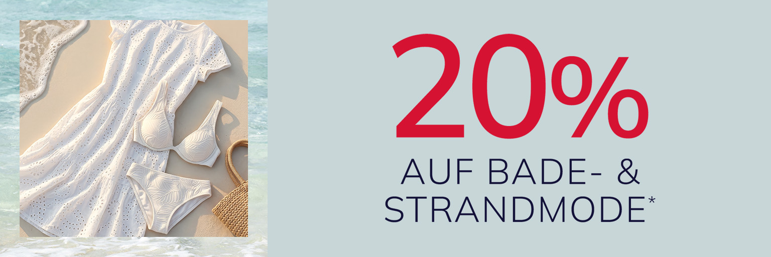 Eine Werbeanzeige mit dem Text 20 % AUF BADE- & STRANDMODE. Der Hintergrund ist zweigeteilt: links sieht man ein Strandkleid, Bikini und eine Tasche auf Sand am Meer, rechts ist der Hintergrund hellblau.