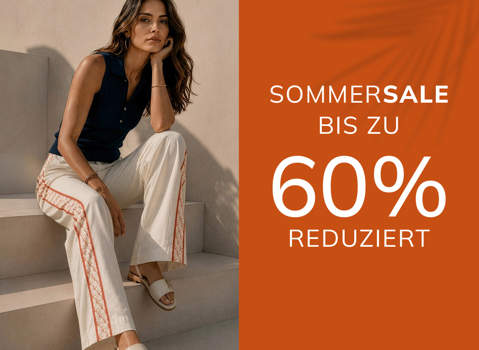 Ein Model sitzt draußen neben einem Fußball, trägt eine dunkelblaue Bluse und helle Hosen mit Sandalen. Rechts steht 'Sommersale bis zu 60% reduziert'.