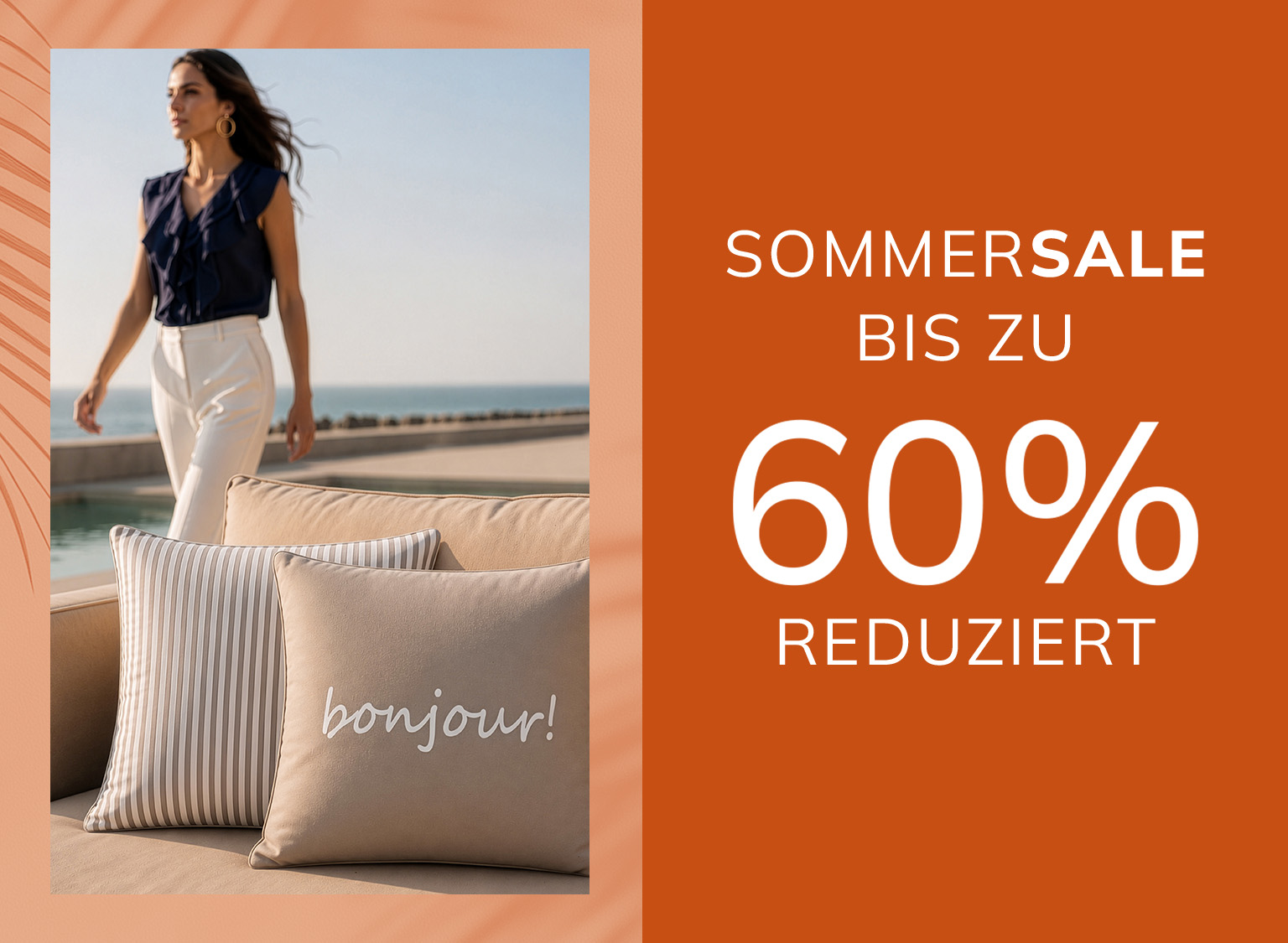 Eine Werbeanzeige mit dem Text SOMMERSALE BIS ZU 60 % REDUZIERT Der Hintergrund ist rechts kräftig orange mit weißer Schrift, links befindet sich ein Foto einer Frau am Strand und beige Kissen auf einem Sofa, eines mit dem Schriftzug 'bonjour!'.