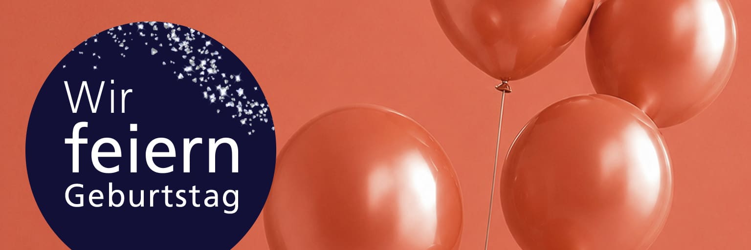 Eine Werbeanzeige, Hintergrundfarbe: lachsfarben mit einem dunkelblauen Kreis und Glitzereffekt links. mit dem Text Wir feiern Geburtstag Im Hintergrund sind lachsfarbene Ballons zu sehen.