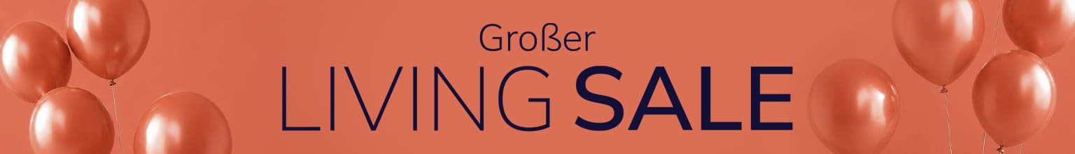 Eine Werbeanzeige mit dem Text Großer LIVING SALE Der Hintergrund ist orange, auf beiden Seiten sind mehrere glänzende orangefarbene Luftballons, in der Mitte steht der Text.