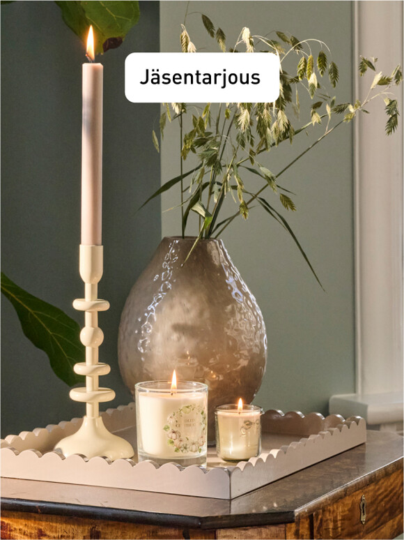 Kynttilät, servetit ja tuoksukynttilät