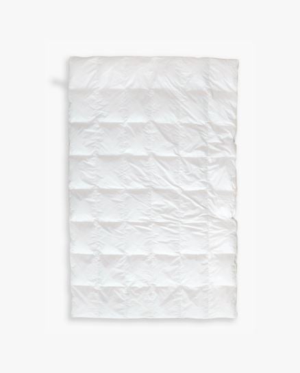 Disa hel&aring;rs keskil&auml;mmin untuvapeitto valkoinen