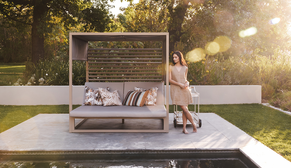 Palace Outdoor Canopy Daybed Safari