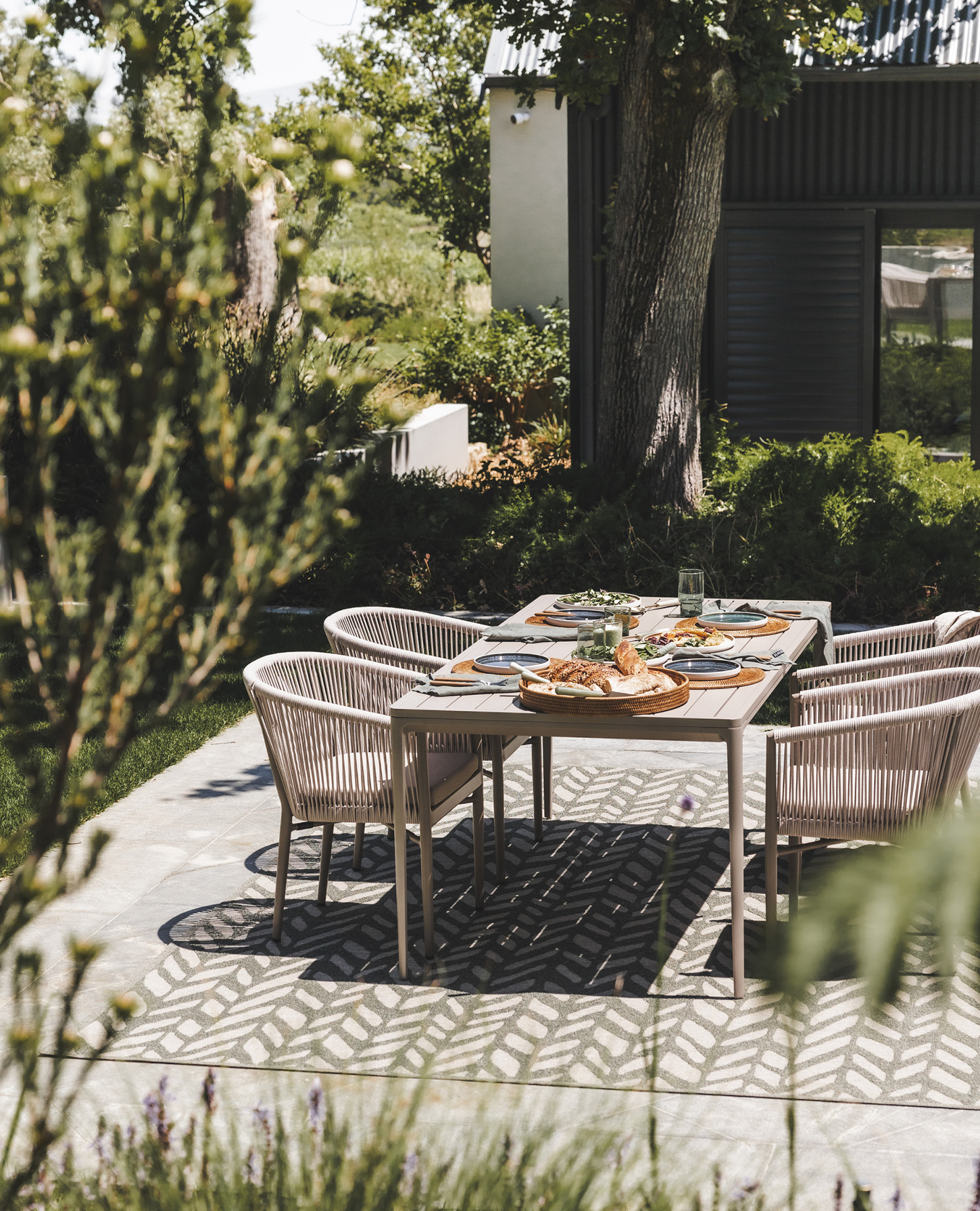 Serengeti 6-Seater Outdoor Table