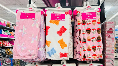 These 5 Walmart Valentine’s Day Throw Blankets Are Only $9.98