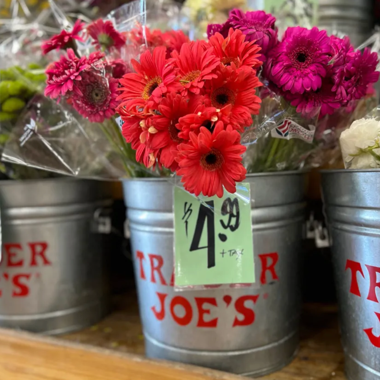 Lina is sharing all the tips on how to give your grocery store bouquets an easy, budget-friendly makeover so they look just as stunning as high-end floral arrangements. Plus, there's nothing better than the mood boost of seeing your gorgeous creation on your table!