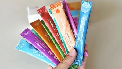 hand holding mixers packets