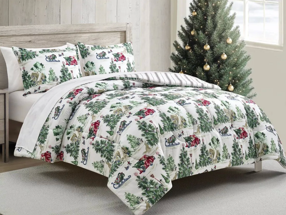 christmas themed comforter on bed