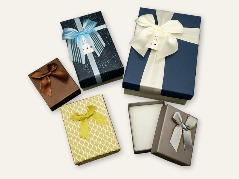 Подарункові коробки та оздоблення