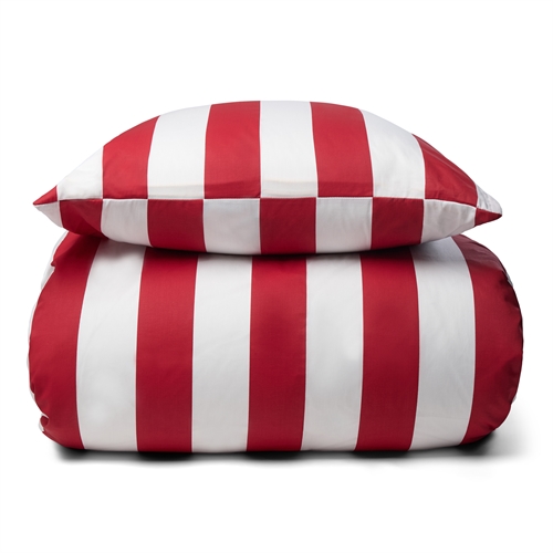 Image of Sengetøj i 100% blødt og lækkert bomuldssatin - Flotte røde striber - 140x200 cm - Nordic Stripe sengesæt fra By Night