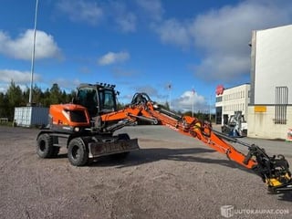 Pyöräalustainen kaivinkone