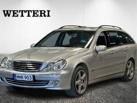 Mercedes-Benz C-sarjan henkilöauto vuosimallia 2004