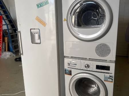 Siemens-pesukone, -kuivausrumpu ja Sharp-jääkaapp