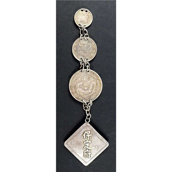 CHINE - Pendentif fait de monnaies extreme orientale dont la rare 50 cents Chihli 1899