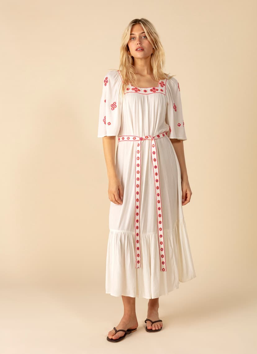 Broderad kl&auml;nning med knyt