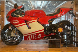 Moto da collezione: Ducati Desmosedici RR in edizione limitata e Bimota autografata