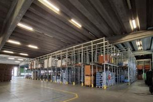 Magazzino di filati di vari tessuti e colori