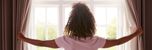 A függönyök segíthetnek kívül tartani a zajt, a hőséget és a hideget is