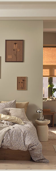 Hálószoba natúr színű berendezéssel