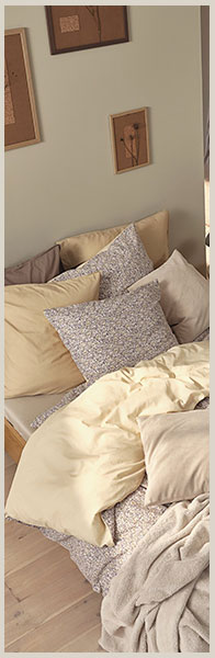 Virágmintás és sárga ágynemű egy ágyon