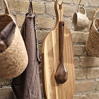 Kosár, konyharuha és vágódeszka akasztókon