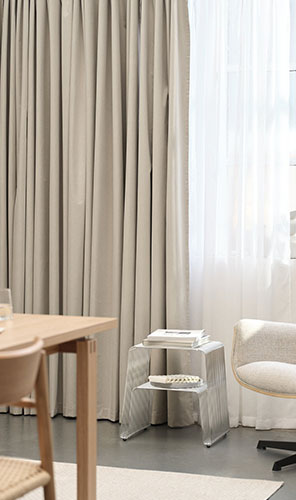 Kisasztal és függöny egy étkezőben