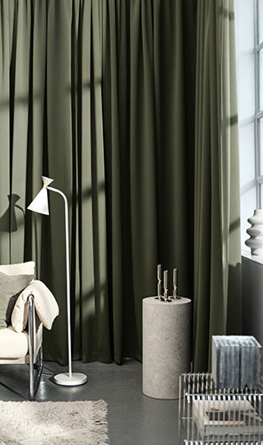 Zöld függöny egy nappali sarkában