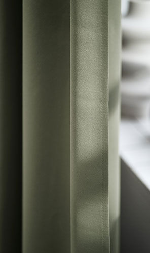 Közeli egy zöld függönyről