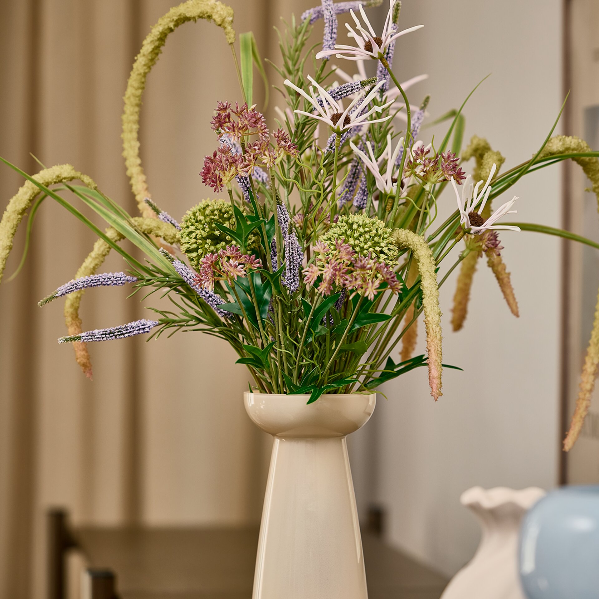 Bézs üveg váza művirágokkal