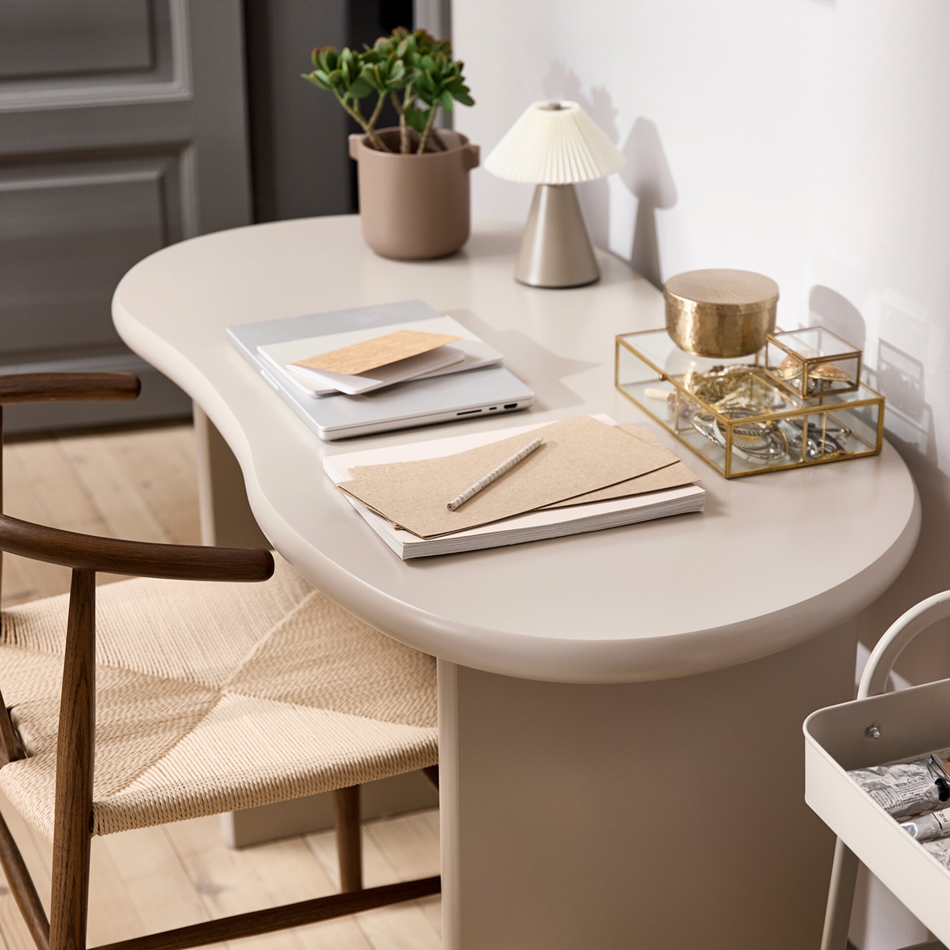 Bézs íróasztal laptoppal és papírokkal