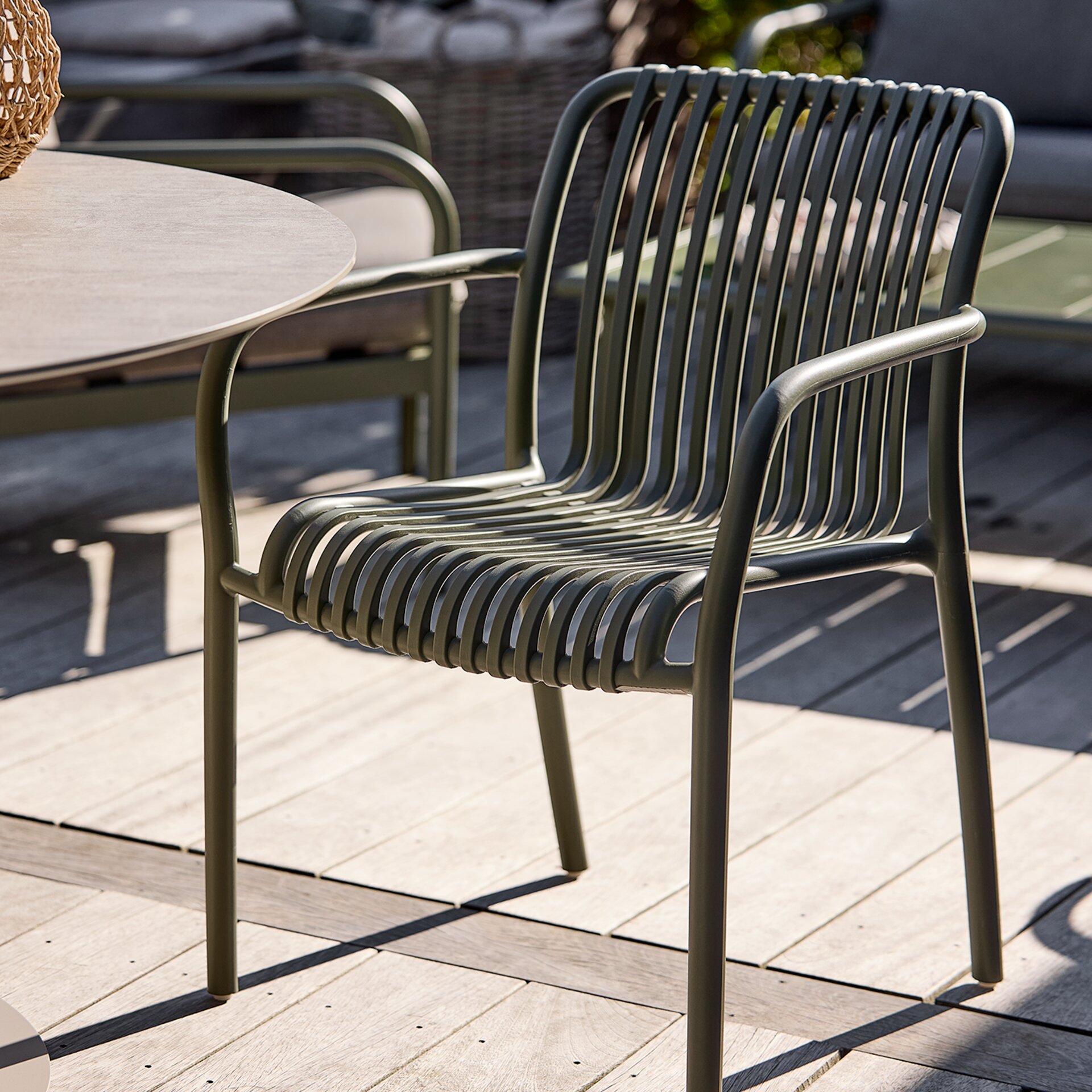 Zöld műanyag kerti szék egy teraszon